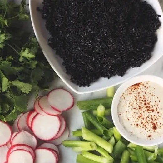 Bols de légumes de printemps Forbidden Rice avec vinaigrette au tahini et au citron