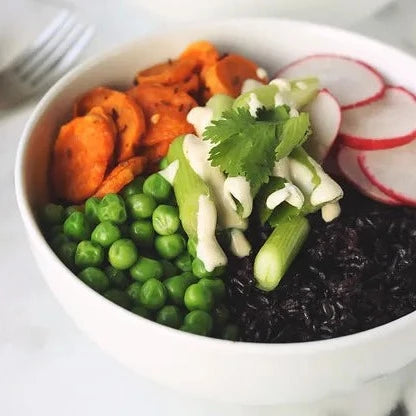Bols de légumes de printemps Forbidden Rice avec vinaigrette au tahini et au citron