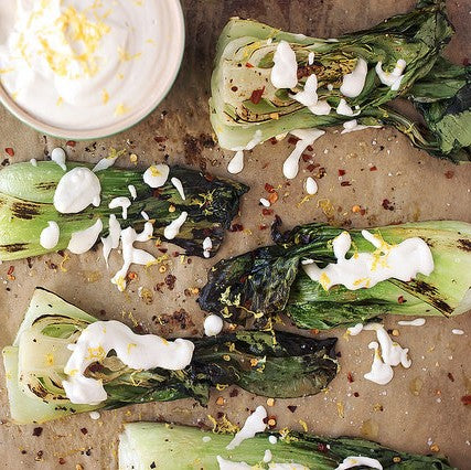 Mini bok choys rôtis avec crème de noix de cajou au citron et à l'ail