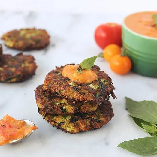Beignets de courgettes sans céréales avec compote de tomates ancestrales rôties et d'ail