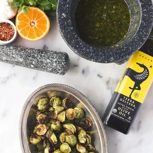 Choux de Bruxelles rôtis avec chimichurri épicé à l'orange et au persil