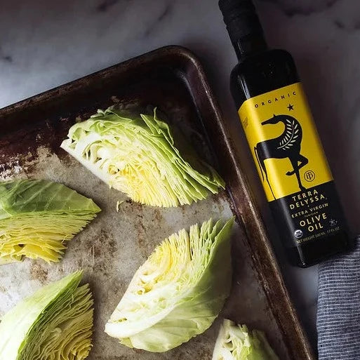 Quartiers de chou rôtis avec tahini à l'ail et graines de citrouille grillées