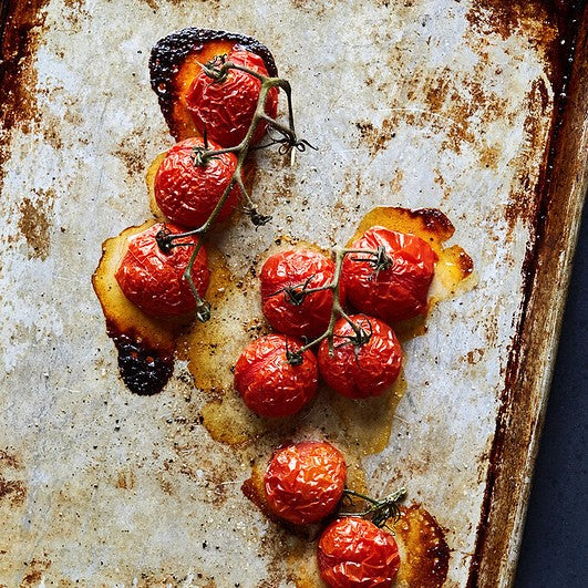 Bols de petit-déjeuner végétariens salés avec un filet d'huile d'olive aux herbes