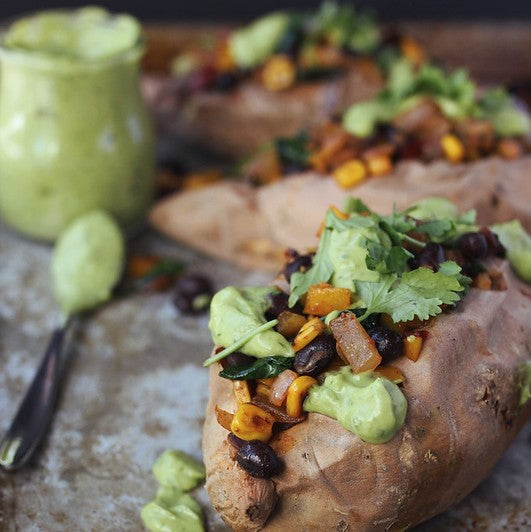 Patates douces épicées du sud-ouest avec crème d'avocat à la coriandre et à la lime