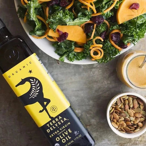 Salade de chou frisé massé avec nouilles de patates douces, kaki et vinaigrette à l'orange fumée