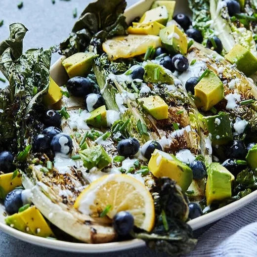 
                  
                    Salade Romaine Grillée Avec Bleuets, Avocat Et Vinaigrette Crémeuse Au Citron Et Estragon 
                  
                