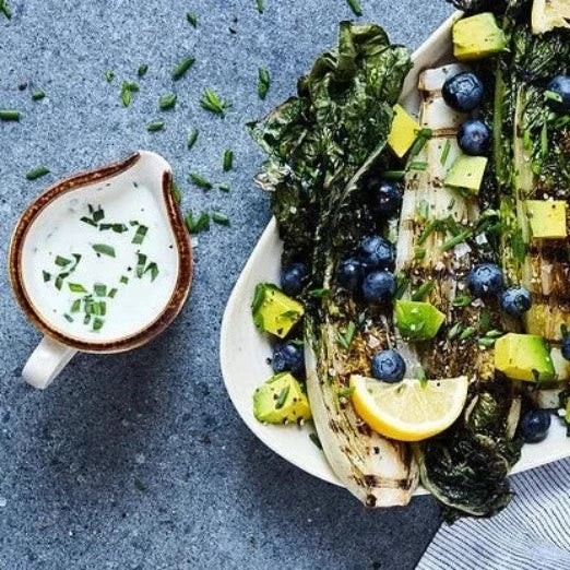 
                  
                    Salade Romaine Grillée Avec Bleuets, Avocat Et Vinaigrette Crémeuse Au Citron Et Estragon 
                  
                
